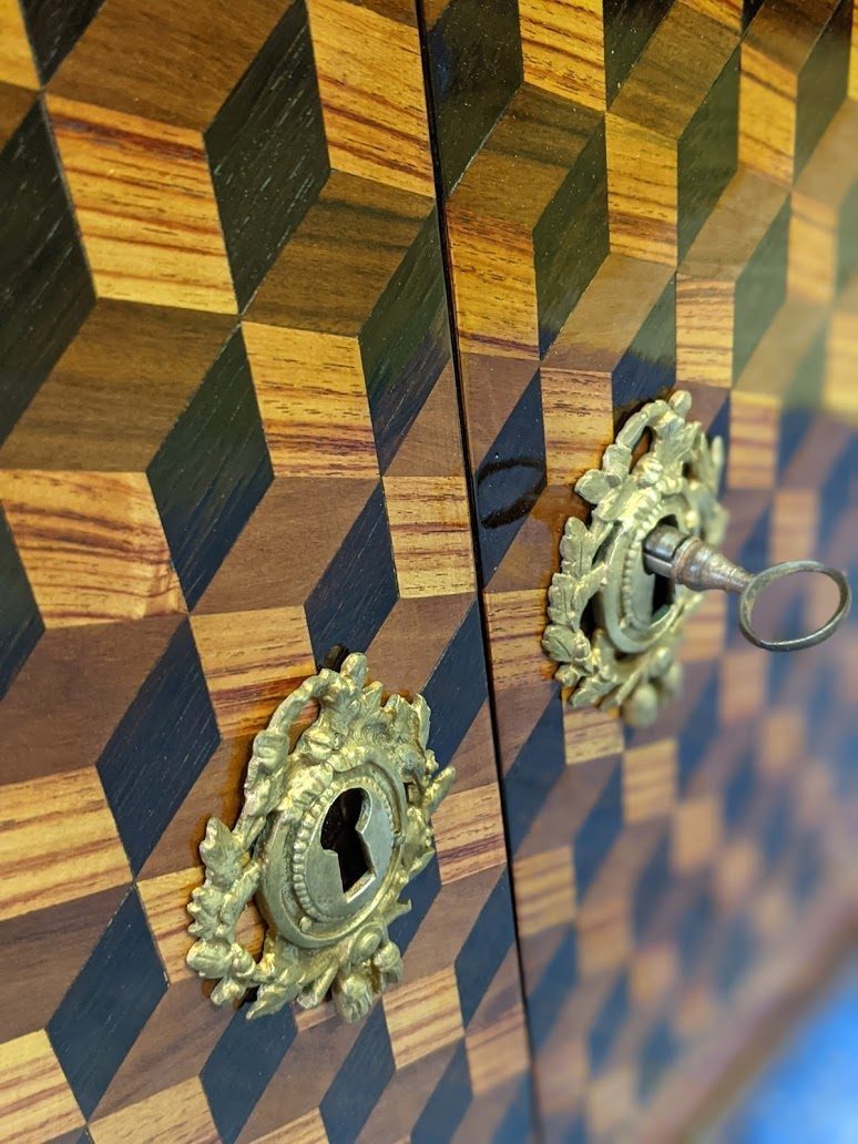 Secrétaire en marqueterie géométrique en cubes sans fond, après restauration