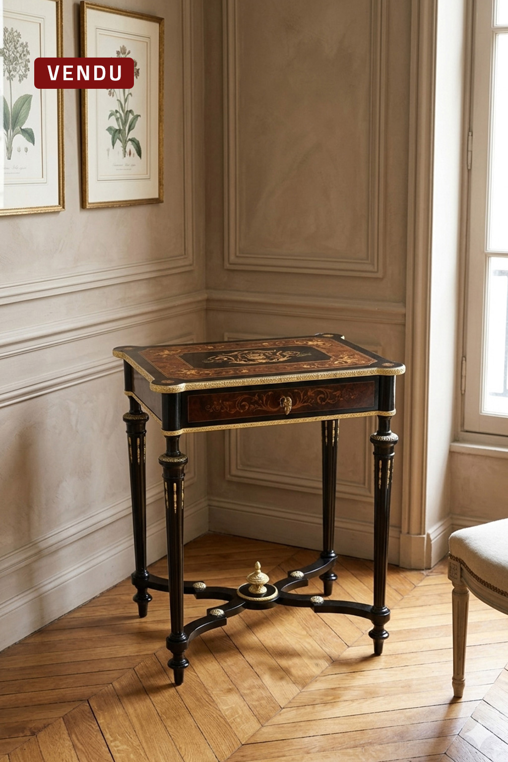 Table à ouvrage ancienne napoléon III, antiquité miroir luxe marqueterie noir et doré, travailleuse disponible en Dordogne, ébéniste Atelier Seigneur VENDU
